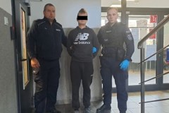 POLICJA ZATRZYMAŁA 8 MĘŻCZYZN. ZNISZCZYLI BMW, BO CHCIELI ODZYSKAĆ DŁUG