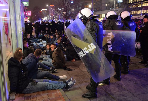 Policja zatrzymała kibiców rzymskiej drużyny piłkarskiej Lazio 28 bm., w centrum Warszawy. Grupa licząca ponad 100 osób zaatakowała policyjne radiowozy przejeżdżające ulicą Marszałkowską /Radek Pietruszka /PAP