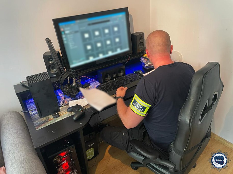 Policja zatrzymała nośniki elektroniczne zawierająca treści o charakterze pedofilskim /Centralne Biuro Zwalczania Cyberprzestępczości /