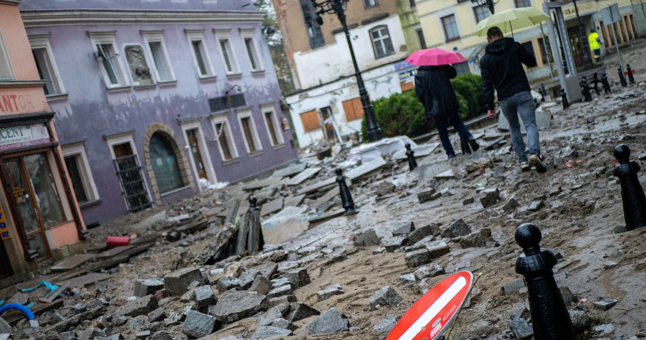 Policja zatrzymała pierwsze osoby, które próbowały dokonać rabunku na zalanych terenach /NewsLubuski/East News /East News