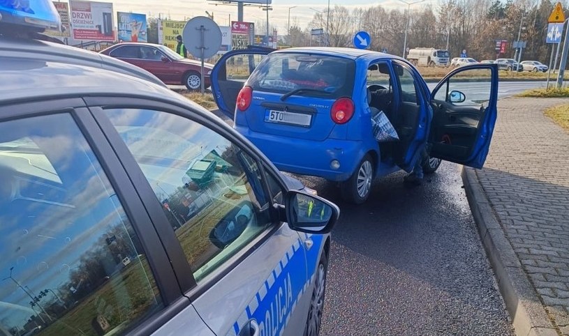 Policja zatrzymała uciekającego kierowcę Chevroleta. Jak się okazało, autem podróżował również pasażer, który w trakcie pościgu opuścił pojazd. /Policja Śląska /Policja