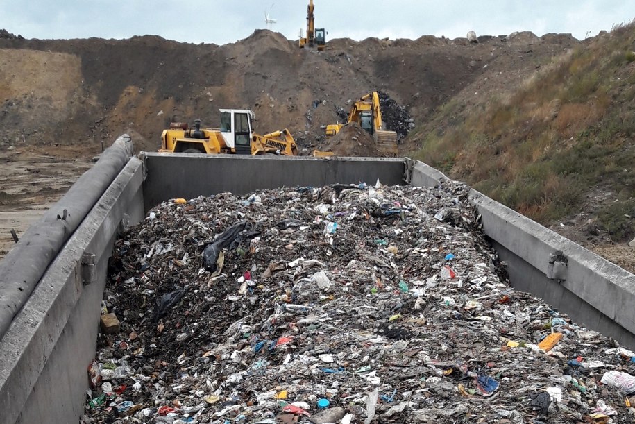 Policja zatrzymała we wtorek pięć samochodów przewożących ponad 100 ton odpadów. /KMP w Piotrkowie Trybunalskim /Policja