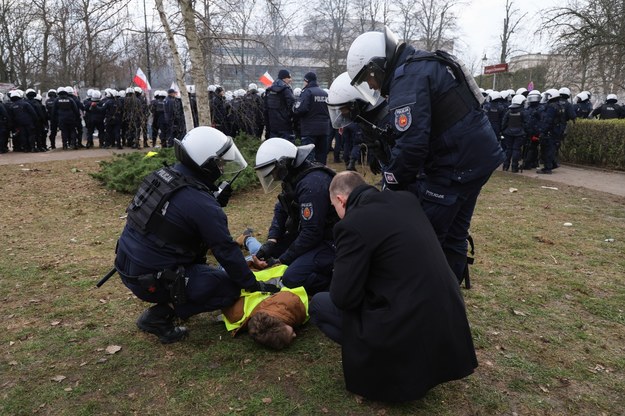 Policja zatrzymuje jednego z demonstrujących w środę w Warszawie /Paweł Supernak /PAP