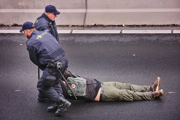 Policja zatrzymuje jednego z protestujących /NICO GARSTMAN /PAP/EPA