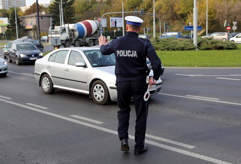 Policja zatrzymuje kierowcę rozmawiającego przez telefon /Agencja SE/East News