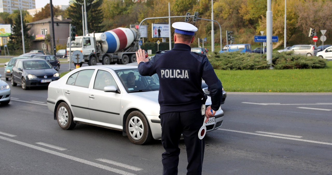 Policja zatrzymuje kierowcę rozmawiającego przez telefon /Agencja SE/East News