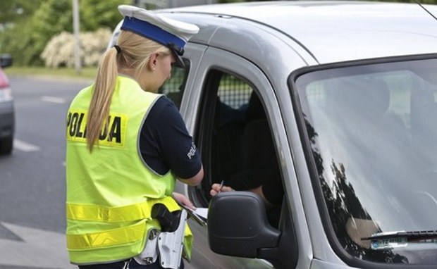 Policja zatrzymuje prawa jazdy na podstawie wątpliwych prawnie przepisów /Piotr Jędzura /Reporter