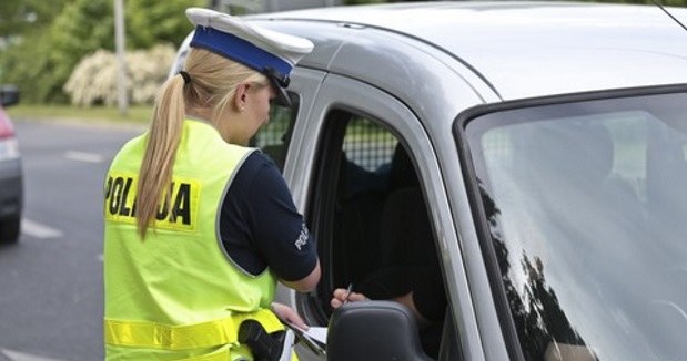 Policja zatrzymuje prawa jazdy na podstawie wątpliwych prawnie przepisów /Piotr Jędzura /Reporter