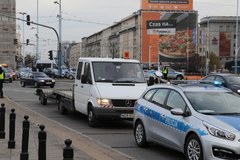 Policja zatrzymuje protestujących w Warszawie laweciarzy