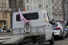 Policja zatrzymuje protestujących w Warszawie laweciarzy