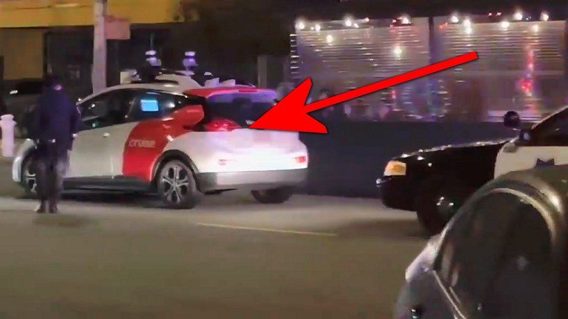 Policja zatrzymuje samochód bez kierowcy i nie wie, co robić