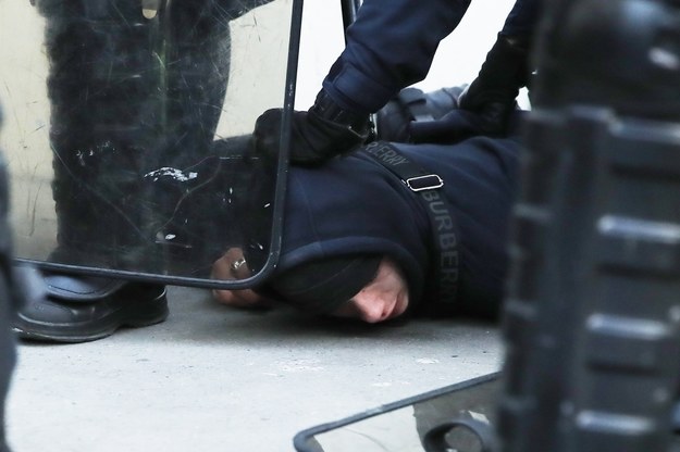 Policja zatrzymuje uczestnika zamieszek w Paryżu /Teresa Suarez /PAP/EPA