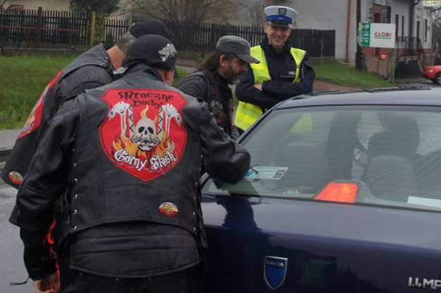 Policja zatrzymywała samochody, a motocykliści z grupy o jakże wdzięcznej nazwie Mroczne Duchy, wręczali kierowcom stosowne naklejki /Policja