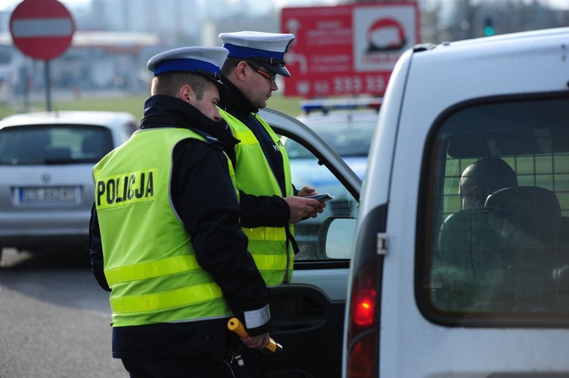 Policja zawsze może sprawdzić obowiązkowe wyposażenie w samochodzie /Pawel Skraba /Reporter