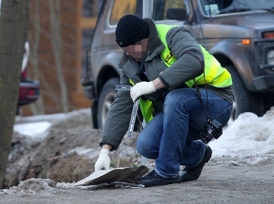 Policja zbiera ślady na miejscu pobicia /Grzegorz Momot /PAP