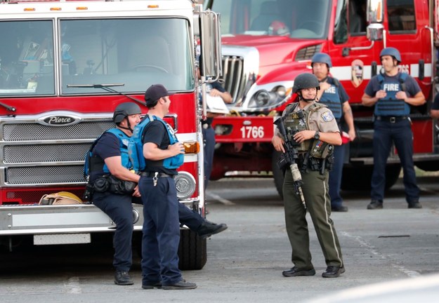 Policja zidentyfikowała w poniedziałek sprawcę niedzielnej strzelaniny w Kalifornii, w której trzy osoby zginęły, a 15 zostało rannych /JOHN G. MABANGLO /PAP/EPA