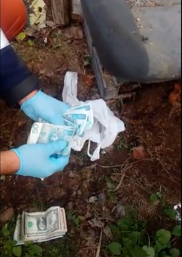 Policja znalazła pieniądze zakopane przez 68-latka /KPP Piła /