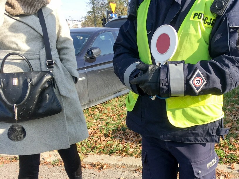 Policja zwraca uwagę na kąt na przejazdach kolejowych /Piotr Kamionka /Reporter