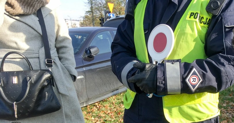 Policja zwraca uwagę na kąt na przejazdach kolejowych /Piotr Kamionka /Reporter