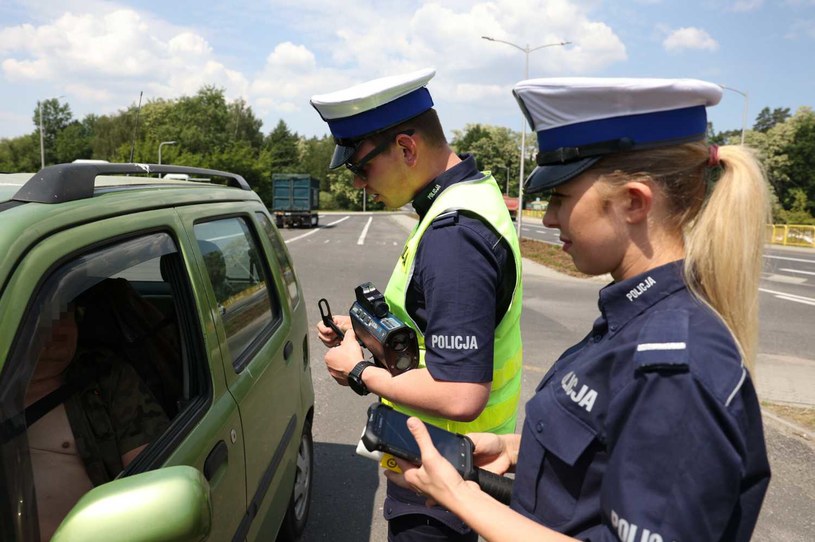 Policja zwraca uwagę na kierowców, którzy nie zwalniają na bramkach. /PIOTR JEDZURA/REPORTER /East News