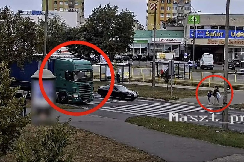 Policja zwraca uwagę na zachowanie kierowcy auta ciężarowego /fot. KMP Bydgoszcz /