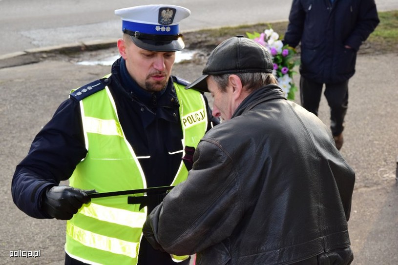 Policjanci apelują do pieszych, by nosili odblaski /Informacja prasowa