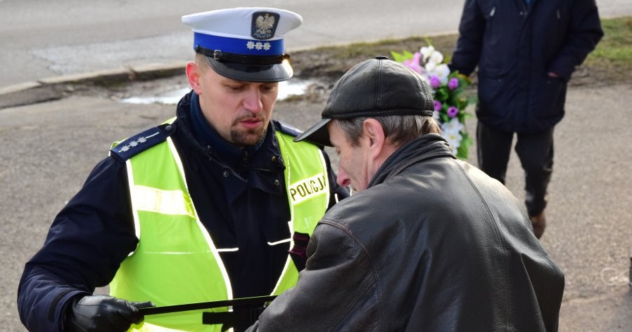 Policjanci apelują do pieszych, by nosili odblaski /Informacja prasowa