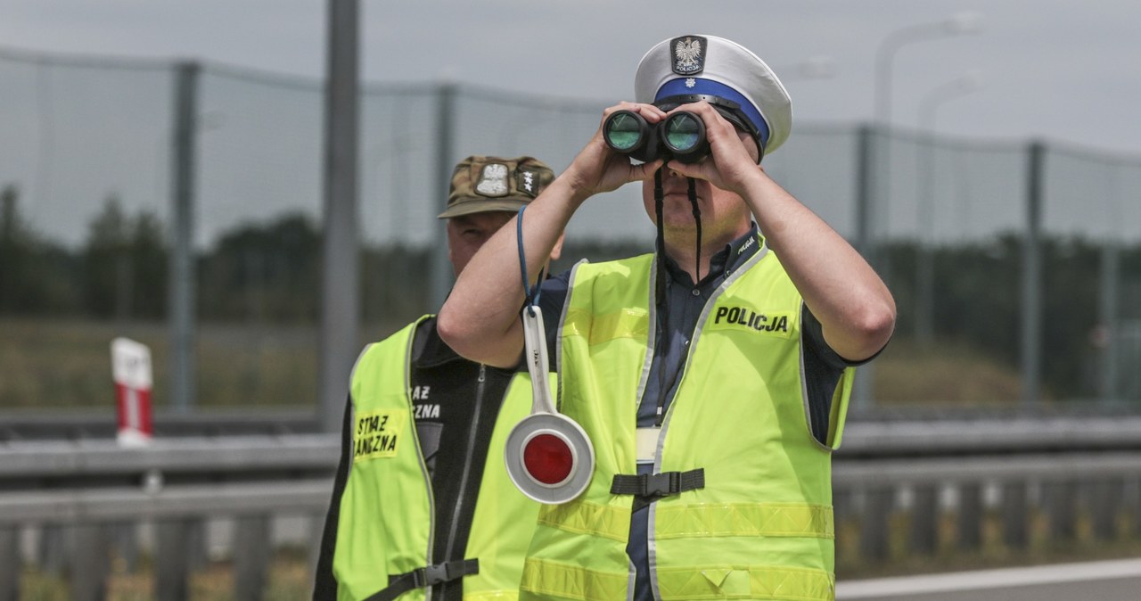 Policjanci będą dziś kontrolować ciężarówki i autobusy /Piotr Jędzura /Reporter