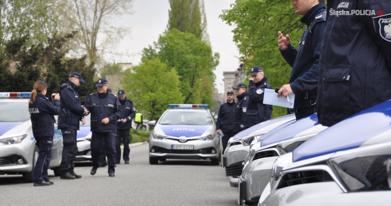 Policjanci będą jeździć hybrydowymi Toyotami Auris /Informacja prasowa