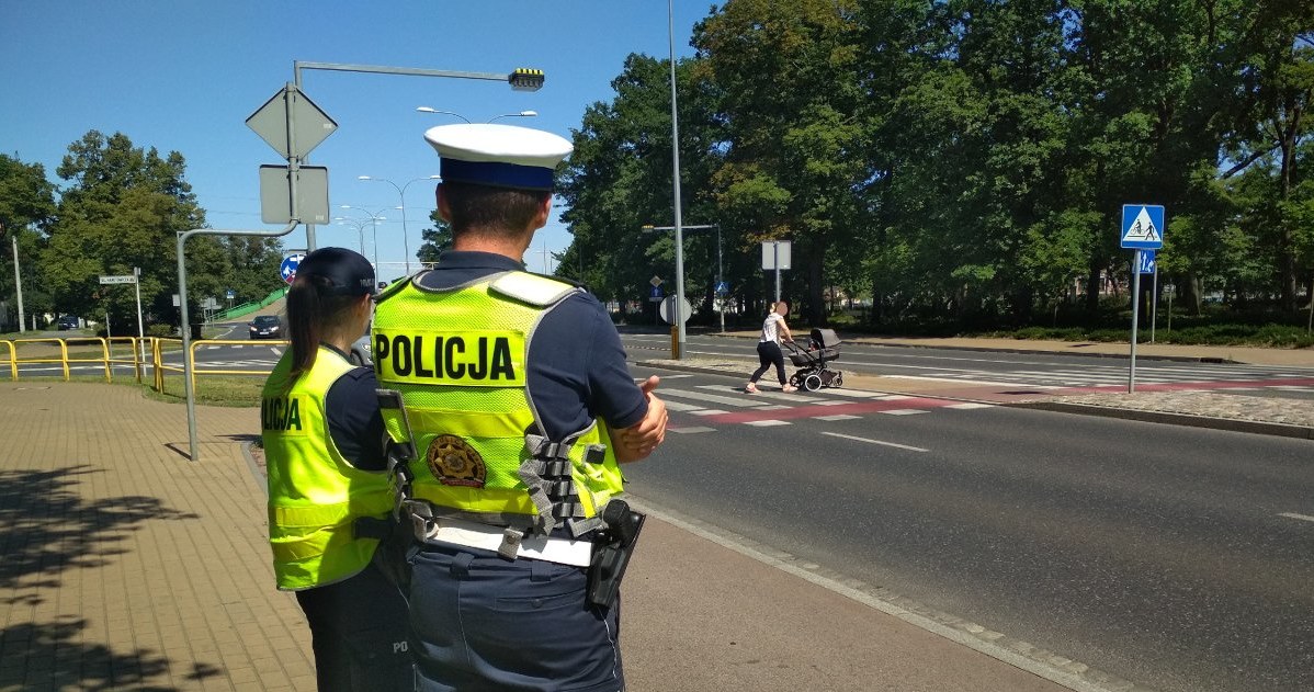 Policjanci będą kontrolować drogi w rejonach przejść dla pieszych /Policja