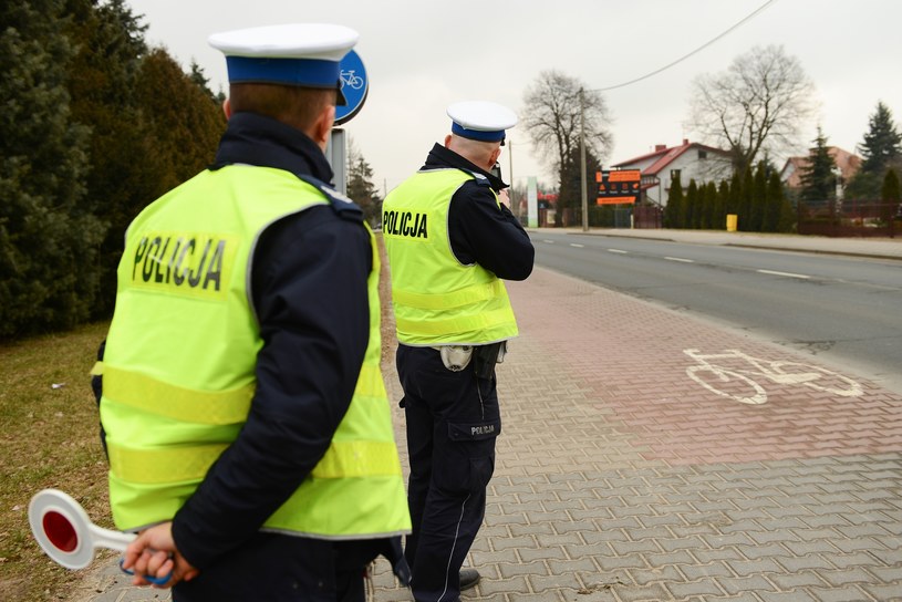 Policjanci będą kontrolować prędkość i dbać o porządek wokół cmentarzy /Adam Staśkiewicz /East News