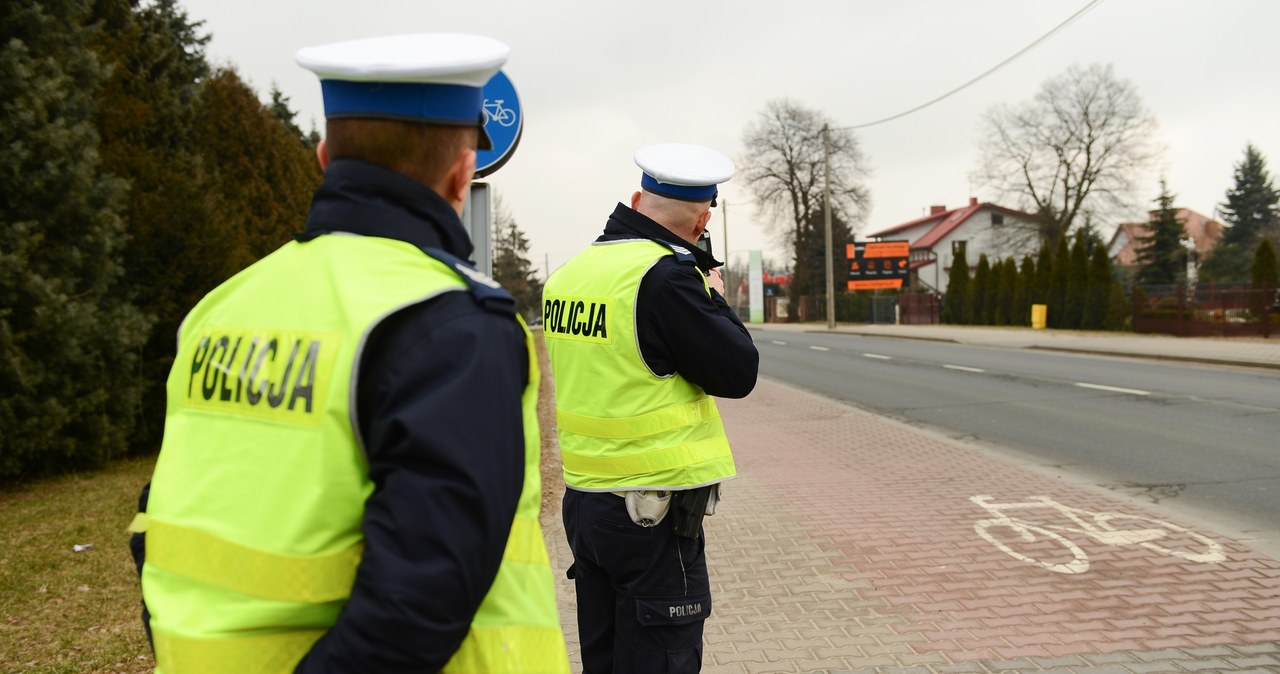 Policjanci będą kontrolować prędkość i dbać o porządek wokół cmentarzy /Adam Staśkiewicz /East News