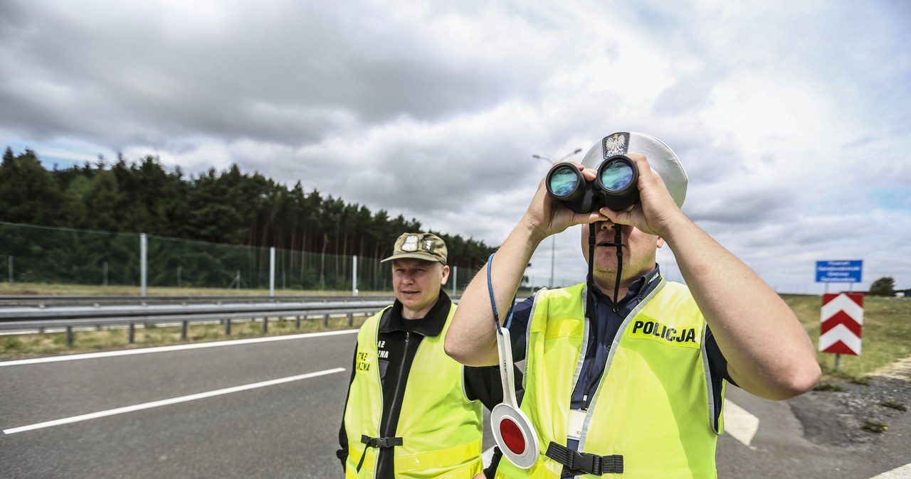 Policjanci będą sprawdzać autobusy i ciężarówki /Piotr Jędzura /Reporter