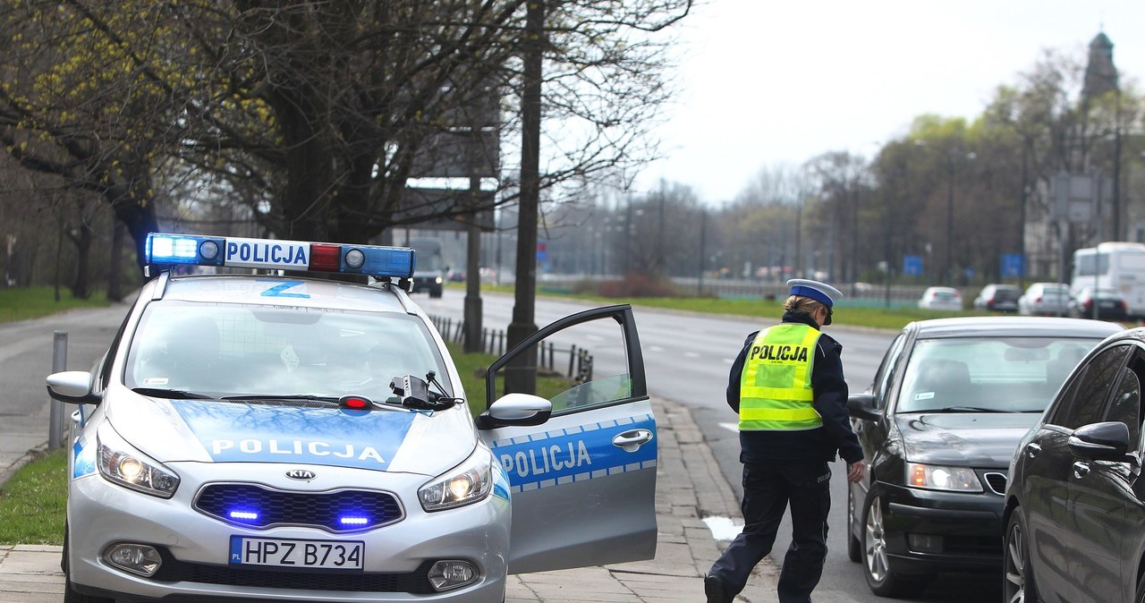 Policjanci będą zwracać uwagę na stan techniczny samochodów /Stanisław Kowalczuk /East News