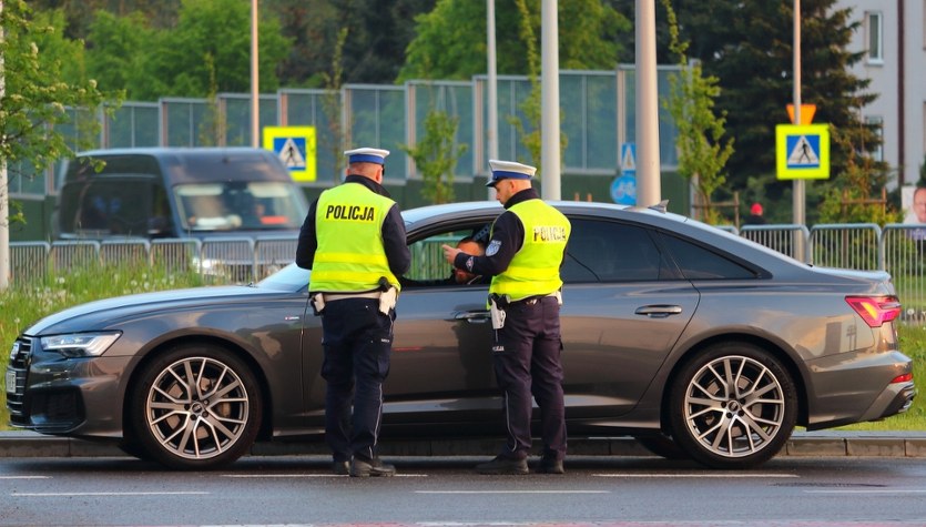 Policjanci brali łapówki od kierowców. 14 osób podejrzanych o korupcję