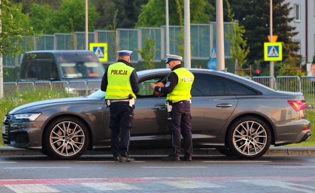 Policjanci brali łapówki od kierowców. 14 osób podejrzanych o korupcję