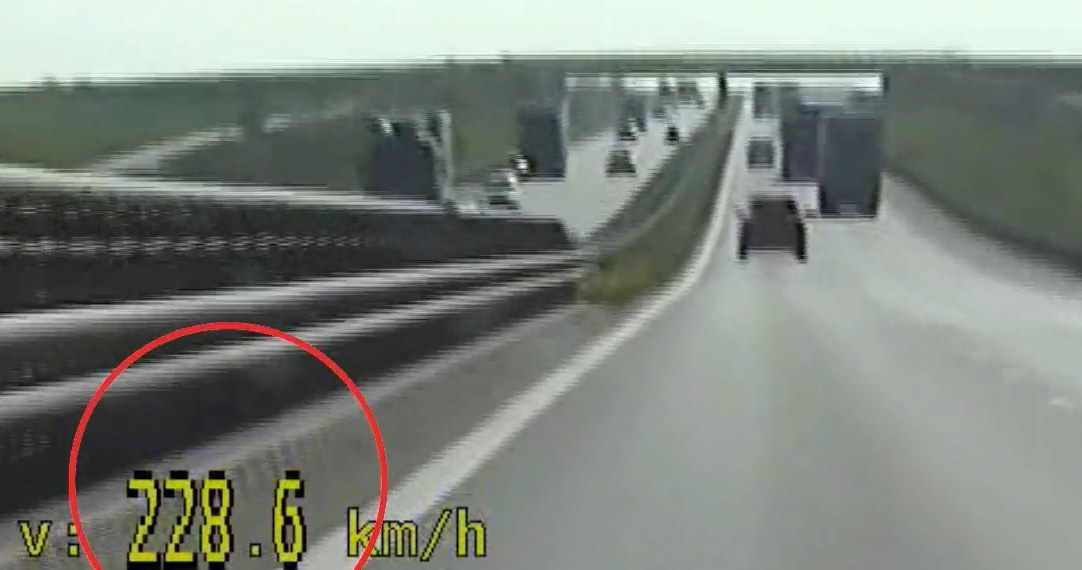 Policjanci byli zaskoczeni, że jadą 228 km/h /Policja