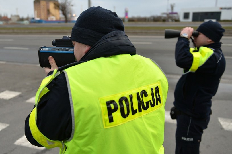 Policjanci chętnie ustawiają się za znakiem D-42 i sprawdzają, czy kierowca go nie przeoczył /Łukasz Szelemej /East News