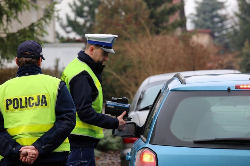 Policjanci coraz częściej zatrzymują prawa jazdy. Podstawy prawne są jednak wątpliwe /Piotr Jędzura /Reporter