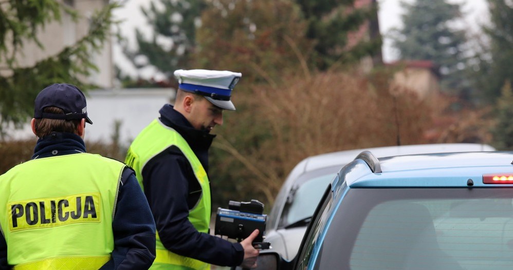 Policjanci coraz częściej zatrzymują prawa jazdy. Podstawy prawne są jednak wątpliwe /Piotr Jędzura /Reporter