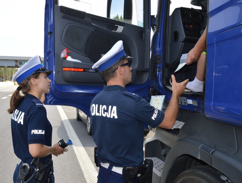 Policjanci częściej niż zwykle kontrolują ciężarówki /Policja