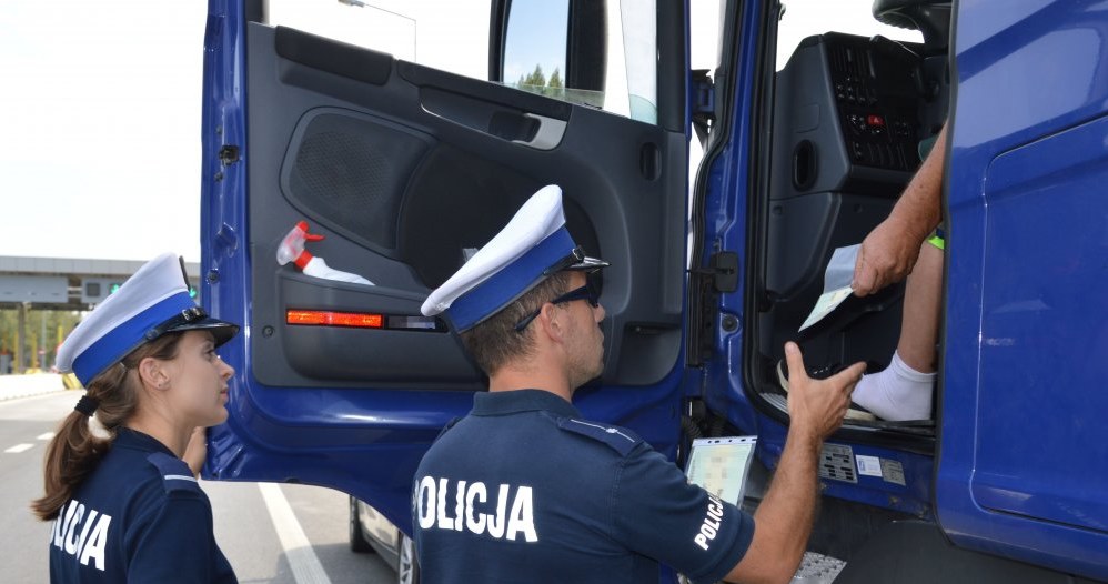 Policjanci częściej niż zwykle kontrolują ciężarówki /Policja