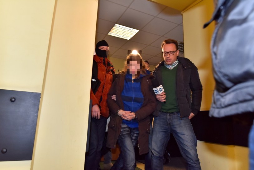 Policjanci doprowadzają do Prokuratury Rejonowej Łódź-Bałuty matkę czteroletniej Oliwki /Grzegorz Michałowski /PAP