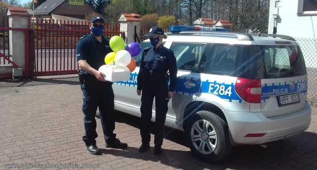 Policjanci dostarczyli tort 6-latce. /www.lodz-wschod.policja.gov.pl /Policja
