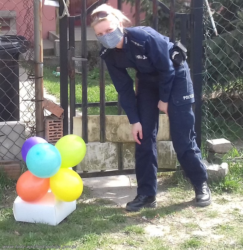 Policjanci dostarczyli tort urodzinowy sześciolatce /Policja