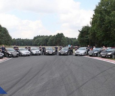 Policjanci drogówki uczyli się szybkiej jazdy samochodem