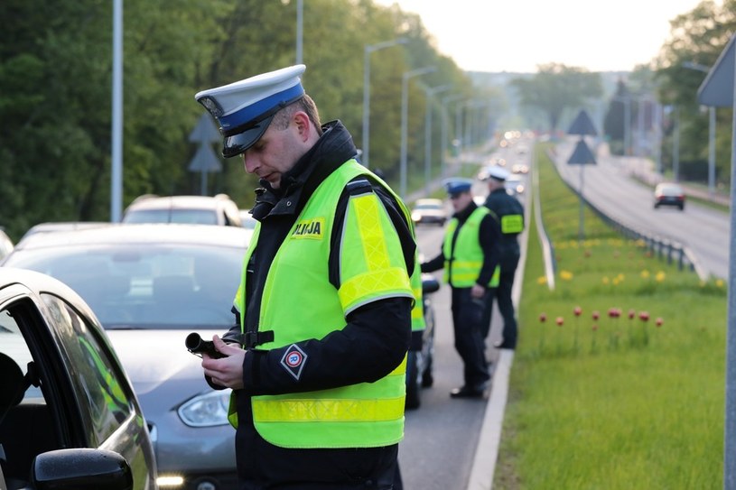 Policjanci dysponują alkotestami i narkotestami /Piotr Jędzura /Reporter