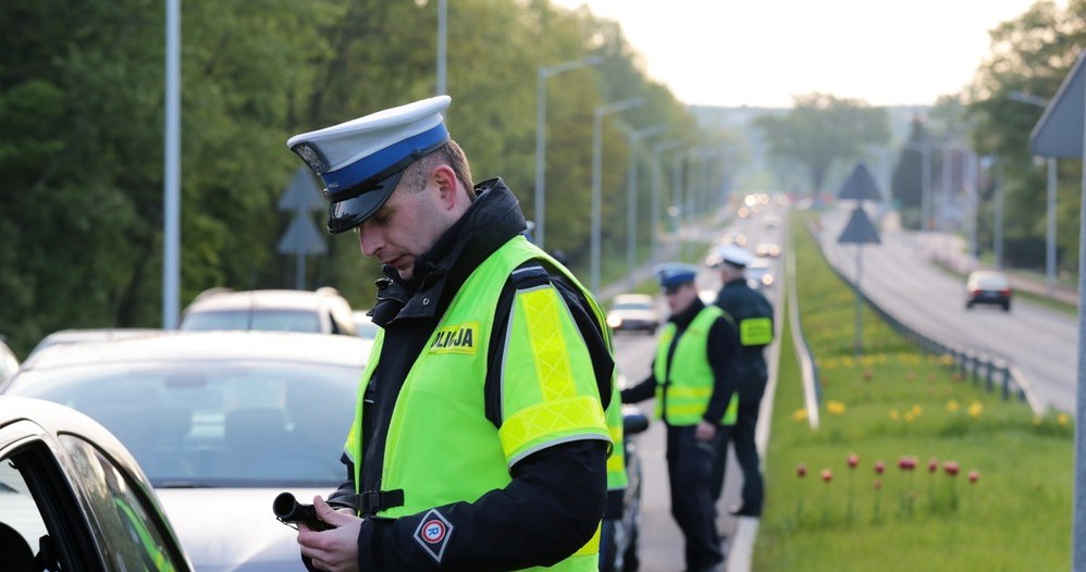 Policjanci dysponują alkotestami i narkotestami /Piotr Jędzura /Reporter