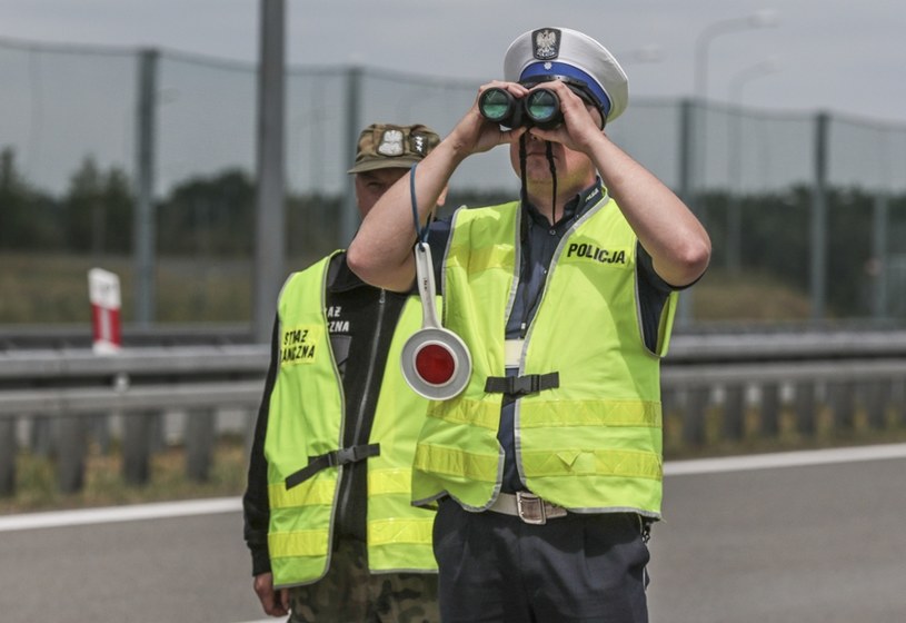 Policjanci dziś kontrolują m.in. stan techniczny /Piotr Jędzura /Reporter