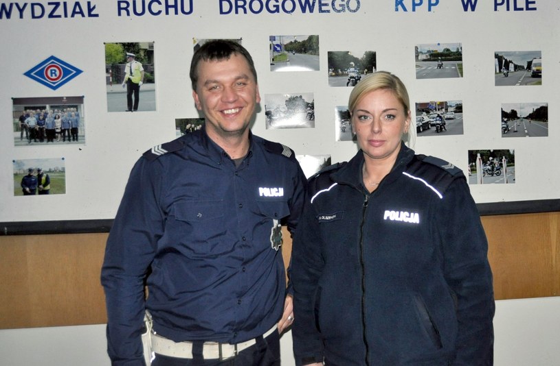 Policjanci eksortowali taksówkę z chorym dzieckiem /Policja